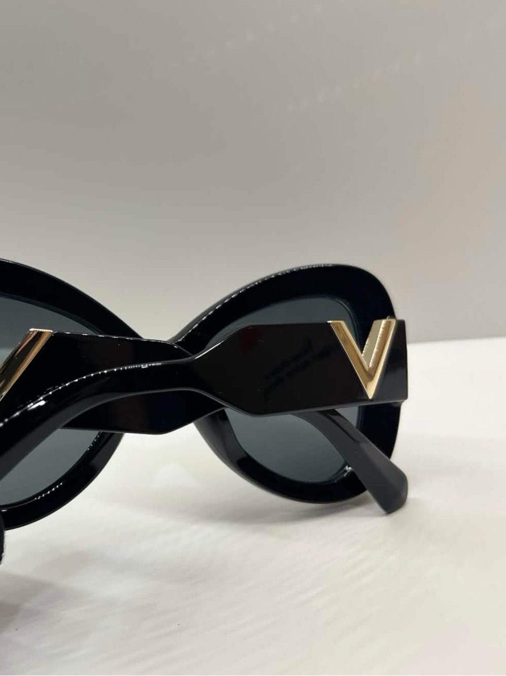 Louis Vuitton Bow Shaped Women’s Sunglasses - Picture 2 of 4